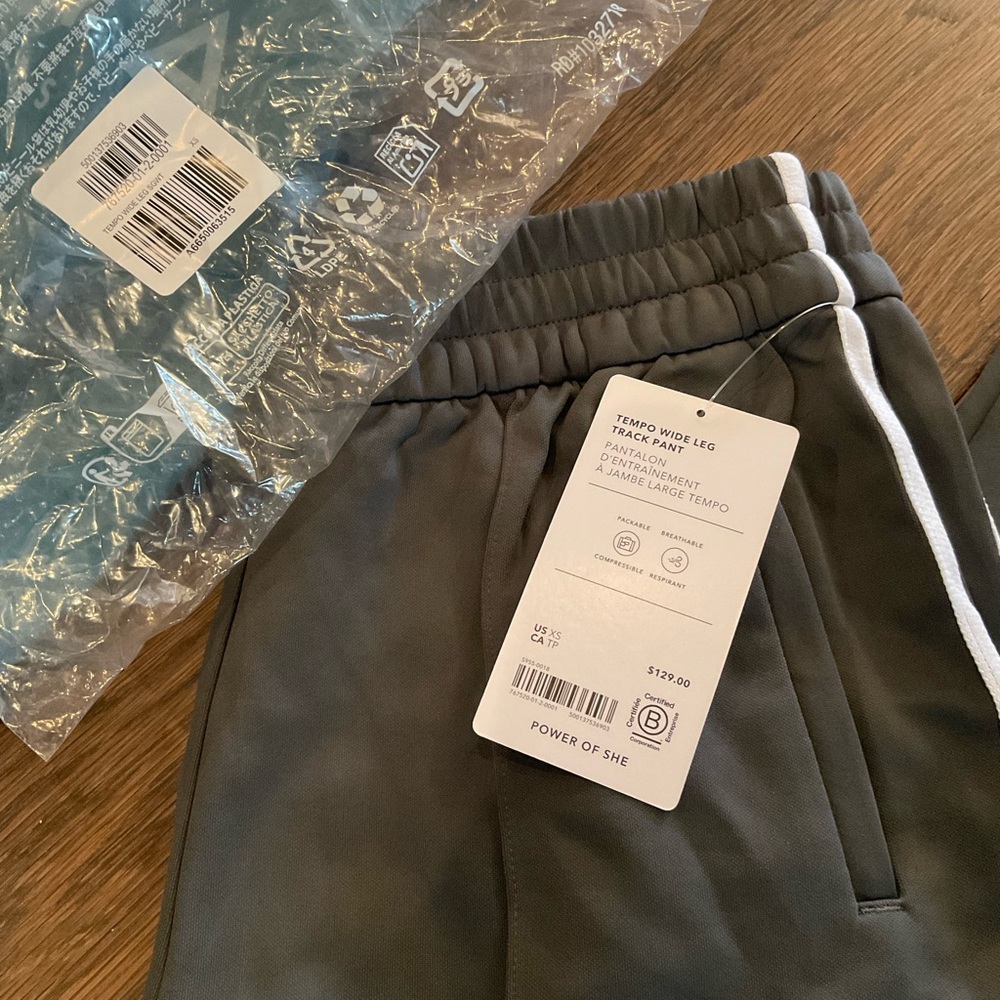 Tempo Mid Rise Wide Leg Track Pant
Color: Shadow Grey/Bright White
Size: XS - Picture 5 of 7